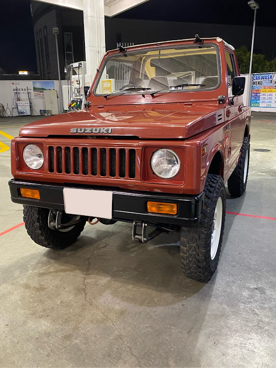 ジムニーの洗車後のガソスタ・ジムニー・ビキニトップ・アップルレッド・JJJに関するカスタム事例の投稿画像1枚目