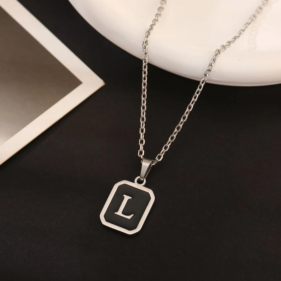 Collier de mode avec 26 lettres anglaises en acier inoxydable, un accessoire élégant et personnalisé pour affirmer votre style unique.