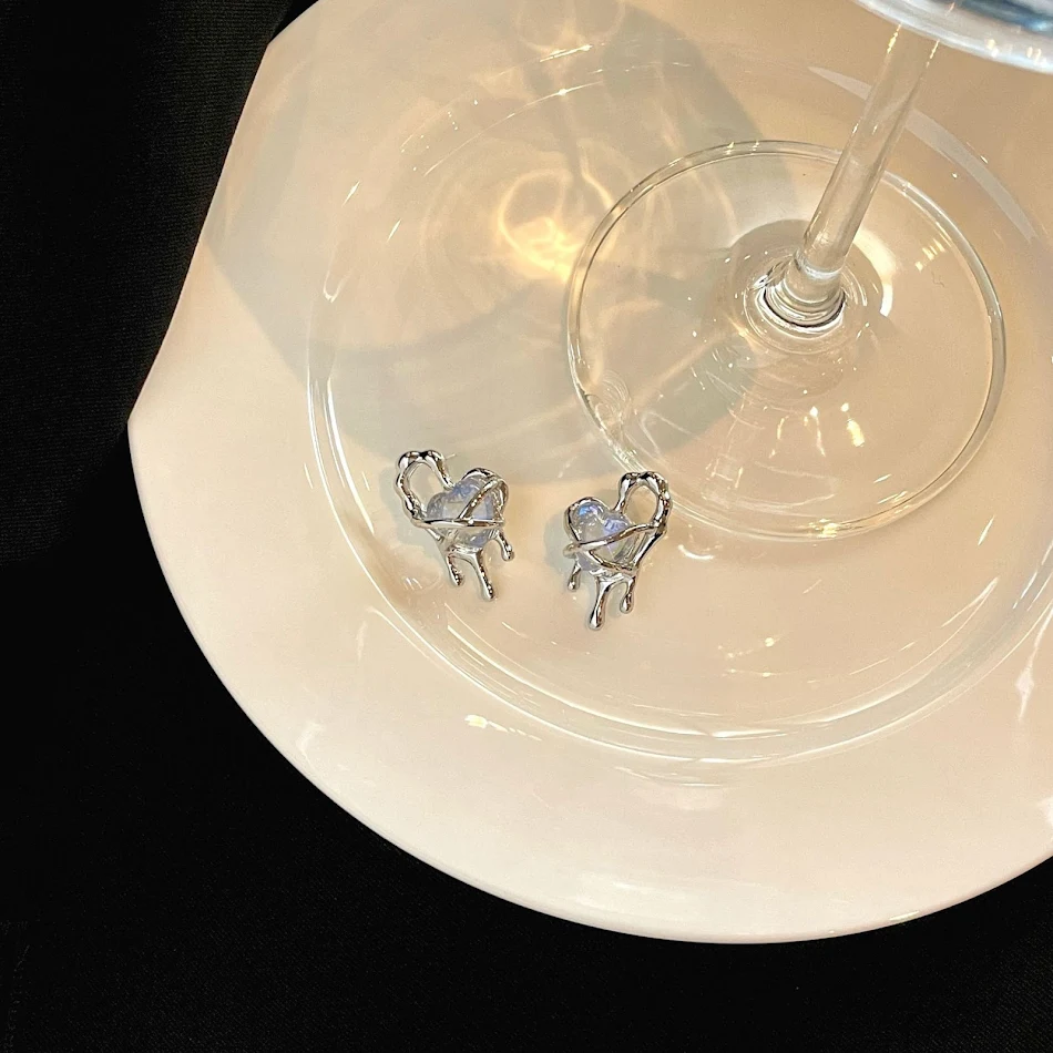 Ohrstecker aus 925er Silber, tropfendes Herz transparent lila, für einen femininen Look mit zartem Schimmer am Ohr.