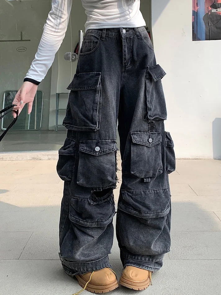 Jeans cargo americani retrò, multitasche, lavati e sfilacciati, per un look casual vintage resistente e pratico, perfetto per ogni occasione.