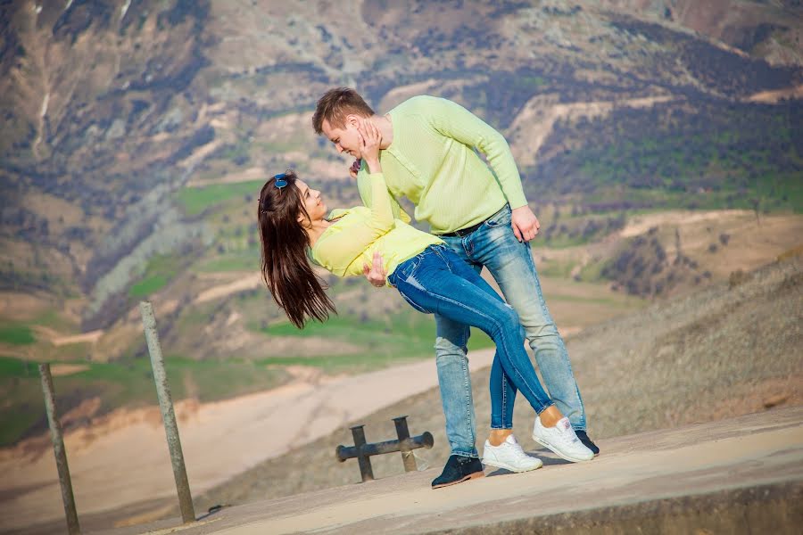 Fotógrafo de casamento Zarina Parpieva (zari90). Foto de 7 de março 2020