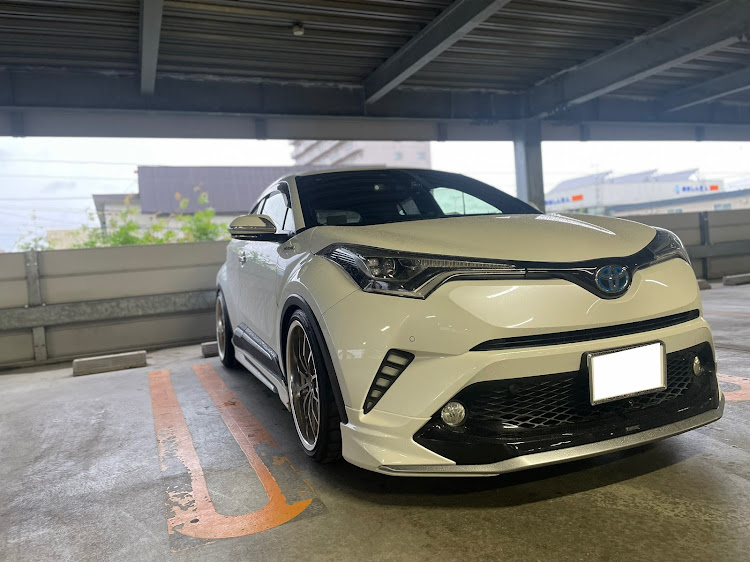 C-HRの車高調整・ホイール微妙にはみ出し・DIY・もっと下げたいなぁに関するカスタム事例の投稿画像1枚目