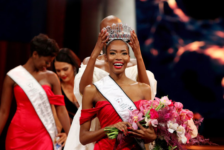 FILE IMAGE: Lalela Mswane being crowned by 2020 Miss SA Shudufhadzo Musida.