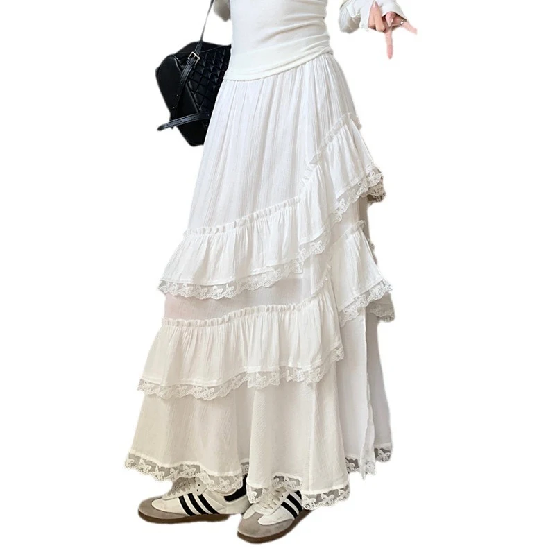 Saia feminina de verão com renda irregular, estilo bolo. Leveza, charme e elegância para um visual fresco e feminino perfeito para o verão.