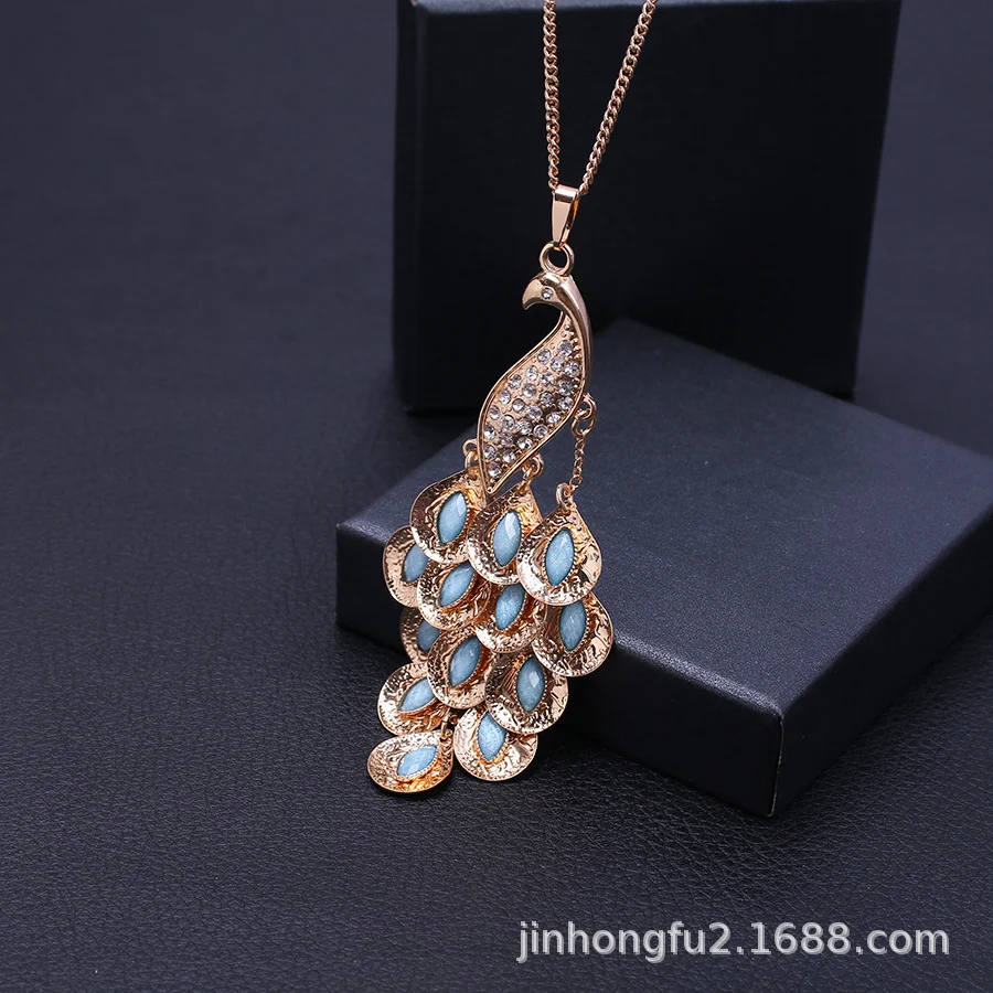Collar de pavo real clásico retro europeo y americano con incrustaciones de gemas, ideal para cualquier ocasión, un accesorio elegante y atemporal.