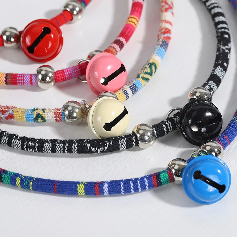 Kleurrijke etnische halsband voor huisdieren, katten en pups, met belletje, verstelbaar. Een stijlvol en veilig accessoire.