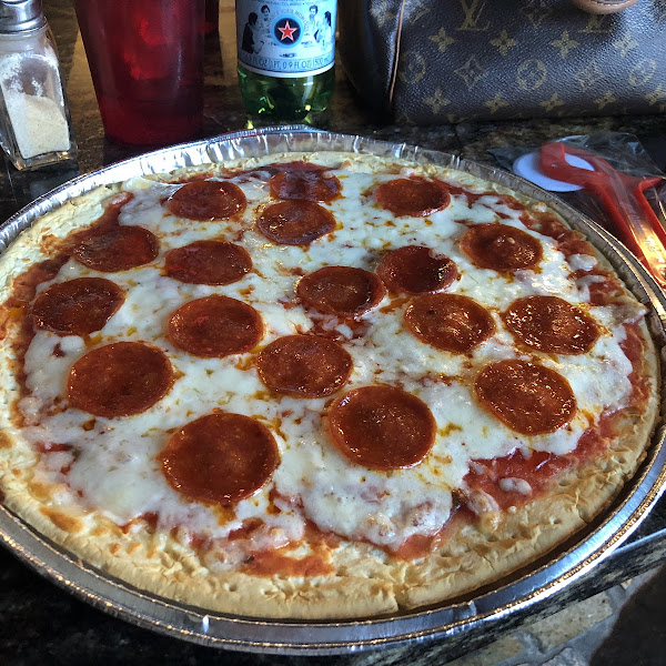 Knowledgeable staff, excellent service. The pizza is cooked on a separate foil pan, and comes with an individually packaged cutter to avoid cross contamination. Delicious meal, great experience!