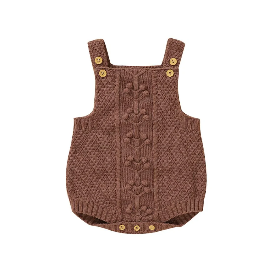 Barboteuse en laine tricotée à la main avec motif de bulles, triangle. Ce romper offre confort et style pour bébé. Idéal pour les moments de jeu.