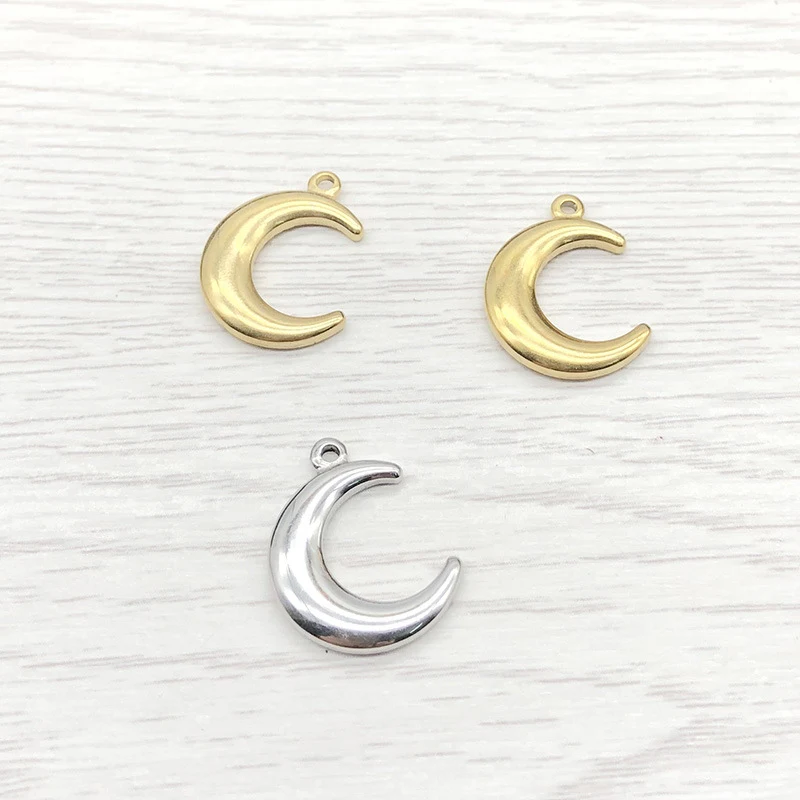 Colgante de media luna simple de acero inoxidable. Elegancia minimalista para uso diario. Un accesorio perfecto para cualquier ocasión.