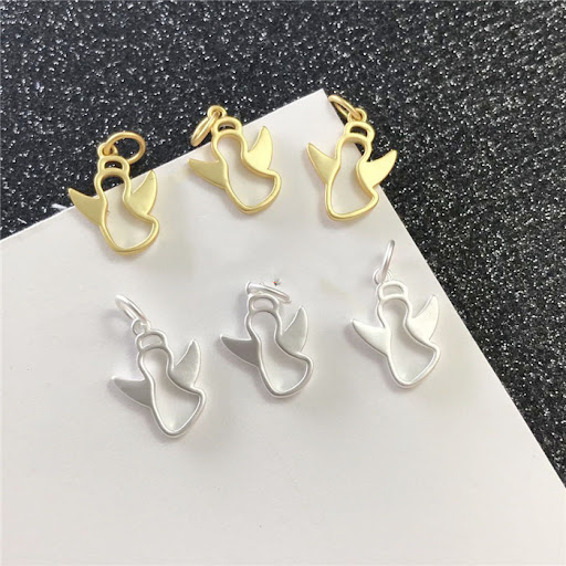 Title 3, Zandgestraalde 18K gouden engel hanger. Een hem...