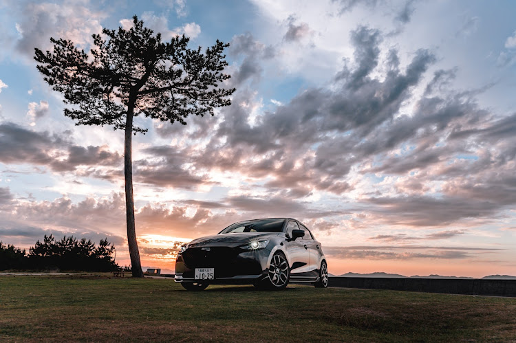 MAZDA2のちょうど良い車高・純ホイ流用・夕焼け空・生成AIじゃない景色・曇り空と愛車に関するカスタム事例の投稿画像1枚目