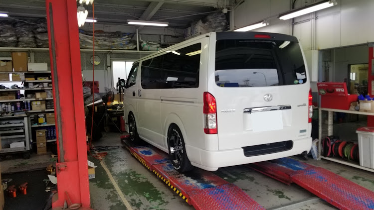ハイエースバンの車高調整・光軸調整に関するカスタム事例の投稿画像1枚目