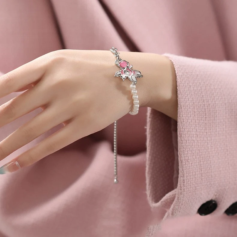 Dames Drop Oil Goldfish parelarmband. Een uniek en elegant sieraad dat elke outfit compleet maakt. Perfect als cadeau voor een speciaal persoon.