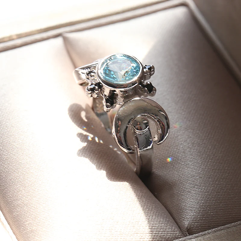 Vintage Thaise zilveren maansteen ring met etnisch design en diamant accenten. Een stijlvolle en unieke ring.