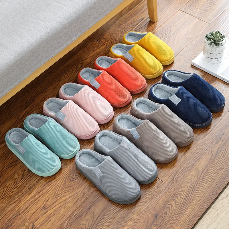 Pantoufles en velours côtelé pour femmes et hommes, chaussures d'intérieur pour couples. Confort et douceur pour la maison, parfaites pour se détendre.