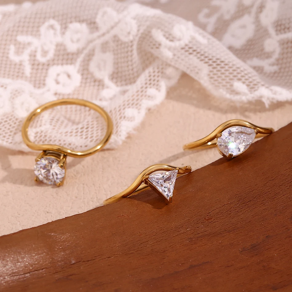 Bague vague de mode de luxe abordable en acier inoxydable plaqué or 18K et zircon. Élégance durable et prix accessible.
