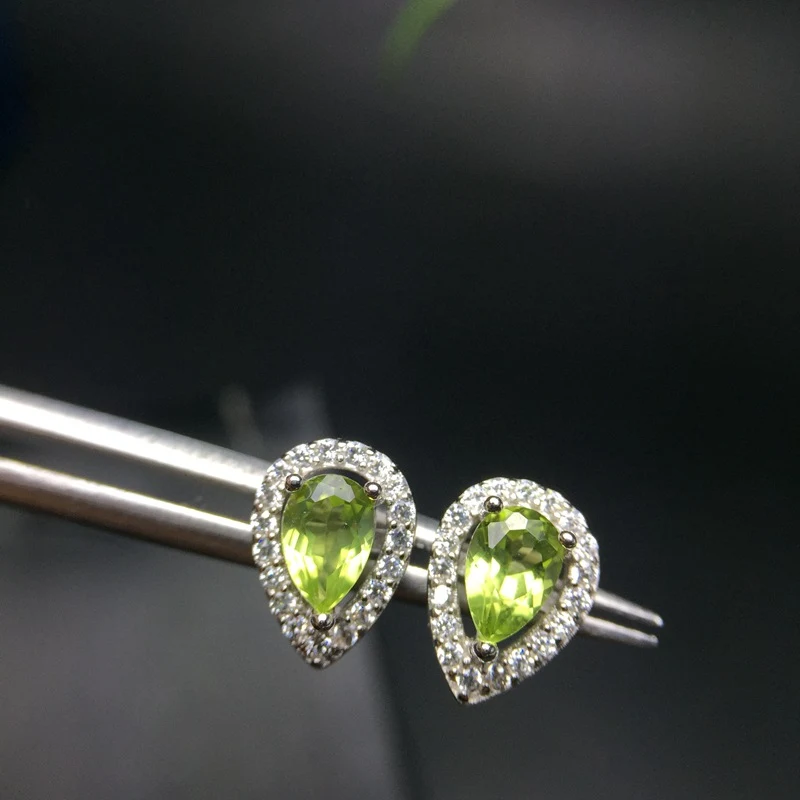Natuurlijke peridot oorknopjes met zilveren inleg. Tijdloze elegantie voor elke dag. Een perfect cadeau voor een speciaal moment.