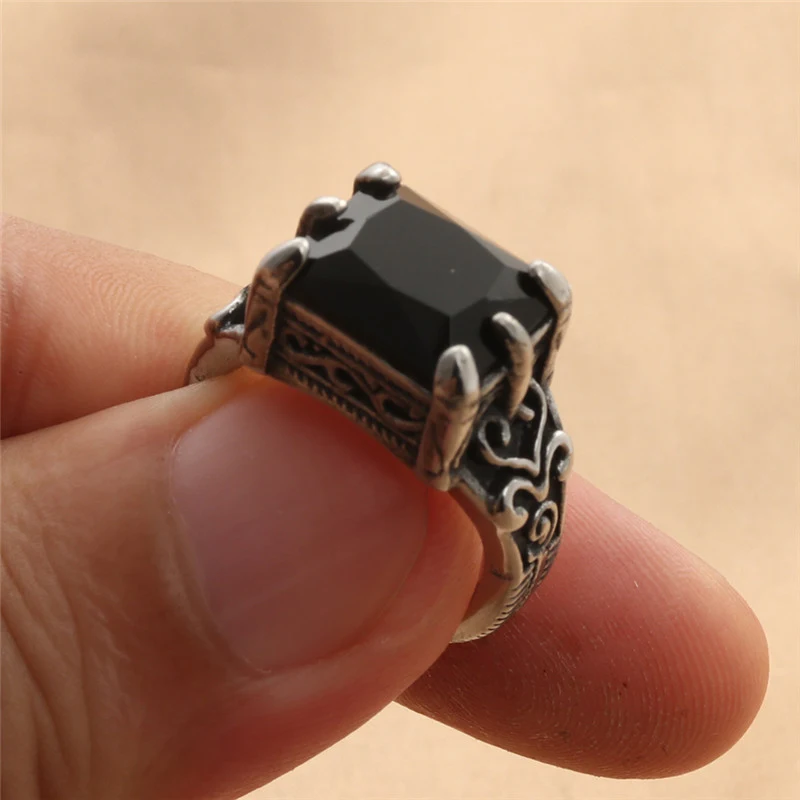 Title 3, Bague carrée noire en acier titane avec strass....