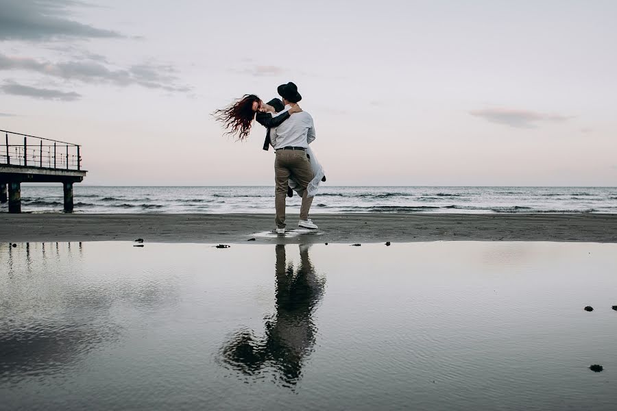 Wedding photographer Vasiliy Lopatin (miroslove). Photo of 19 April 2019