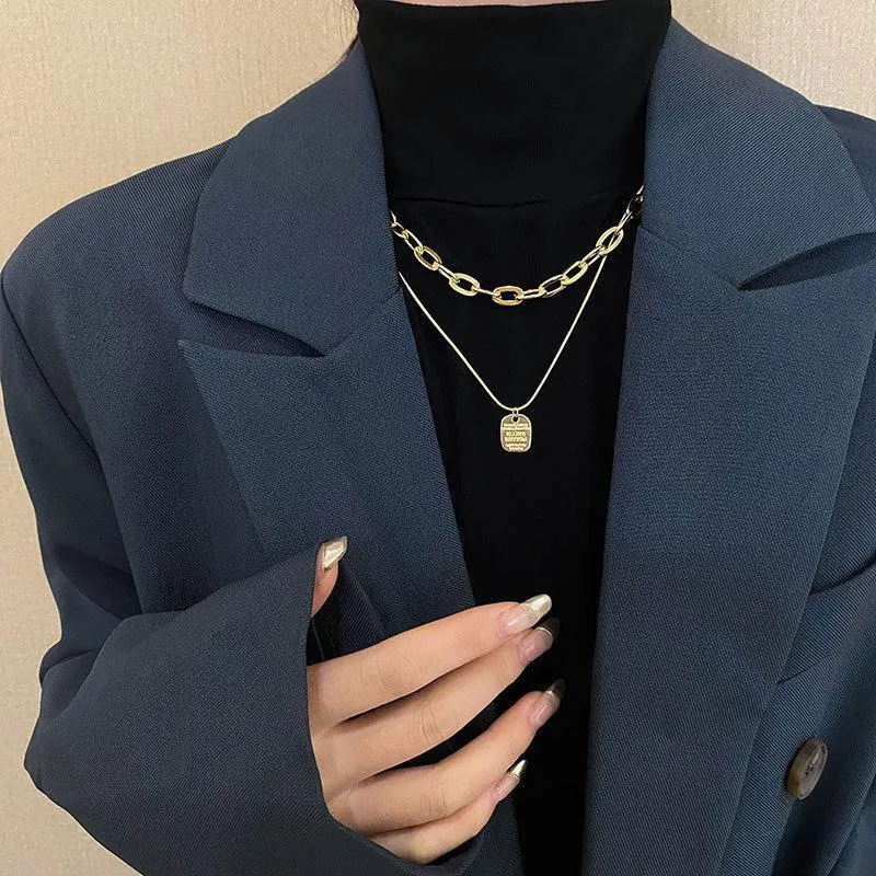 Élégante chaîne de pull longue à double couche, un accessoire parfait pour sublimer votre tenue et affirmer votre style avec raffinement.