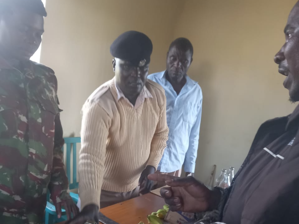 Security officers with a suspect at Ndhiwa police station