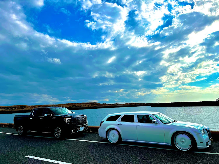 300C ツーリングの年末洗車完了・GMCユーコンデナリXL・同級生とコラボ・今年1年ありがとうございました・来年もよろしくお願いしますに関するカスタム事例の投稿画像4枚目
