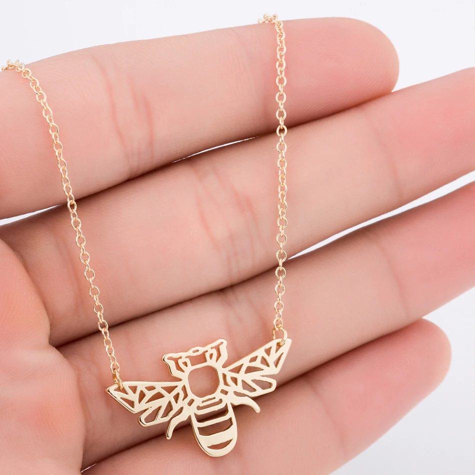 Nouveau collier pendentif abeille creuse personnalisé Ins, un bijou de mode féminin, cadeau original et tendance.