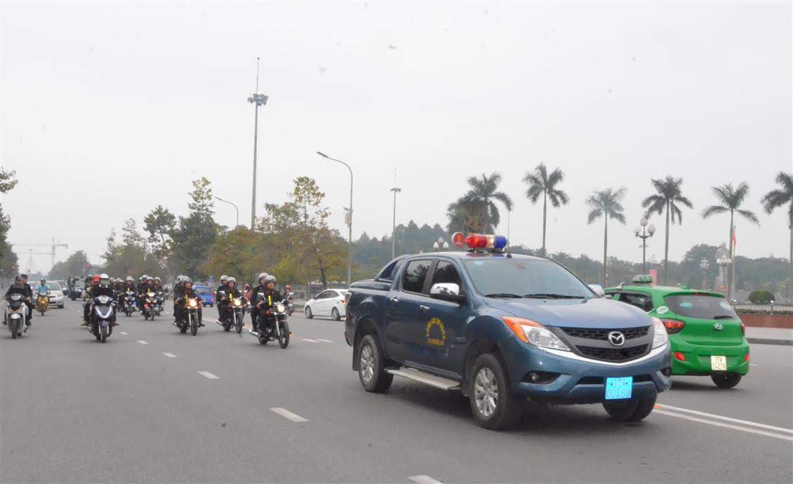 Phòng CSCĐ diễu hành biểu dương lực lượng trên các tuyến đường của TP Vinh