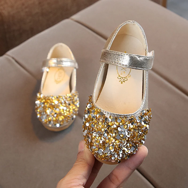 Chaussures en cuir pour enfants fille, style princesse avec diamants. Des chaussures uniques et élégantes, idéales pour les occasions spéciales.