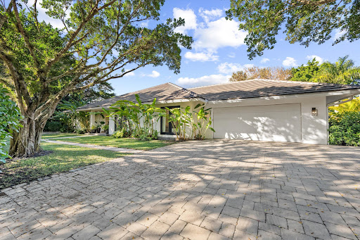 Contemporary house with pool and garden 5