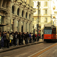 Alla fermata del tram di 