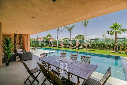 Villa with garden 4