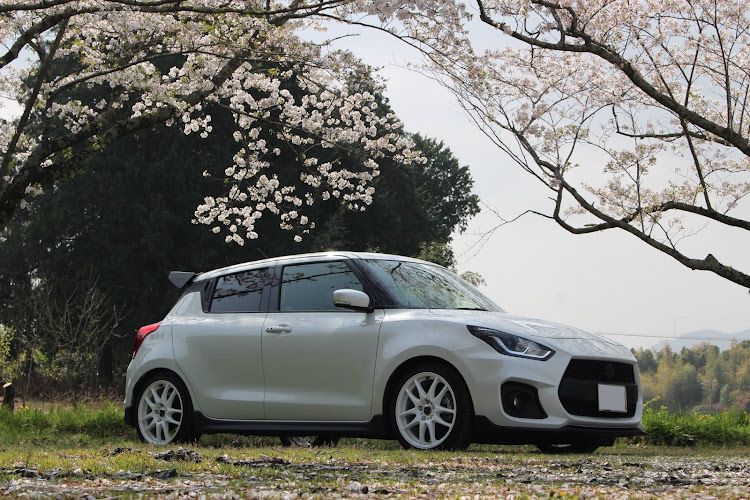 スイフトスポーツの桜と愛車・桜とコラボ・zc33s・スイフトスポーツに関するカスタム事例の投稿画像1枚目