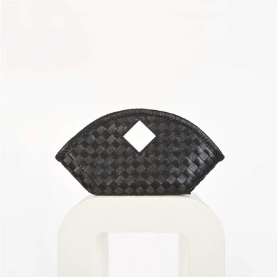 Borsa a mano semplice e capiente, con design intrecciato, perfetta per trasportare tutto con stile e comodità, essenziale.