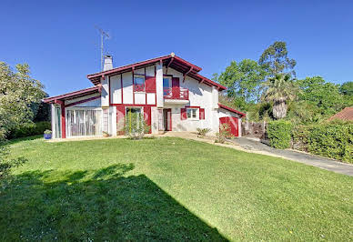 House with pool and terrace 4