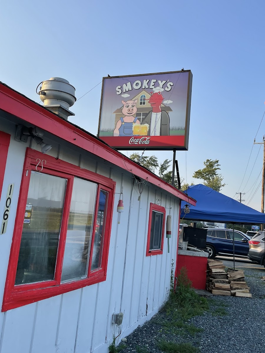 Smokey's seafood and bbq