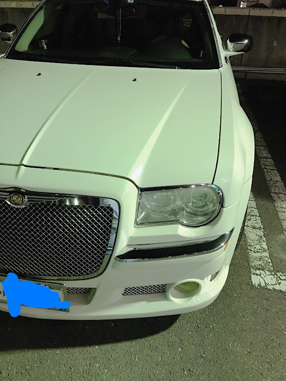300Cのアメ車・アメ車乗り・アメ車好き・縁石には気をつけよう・縁石とライバルに関するカスタム事例の投稿画像1枚目