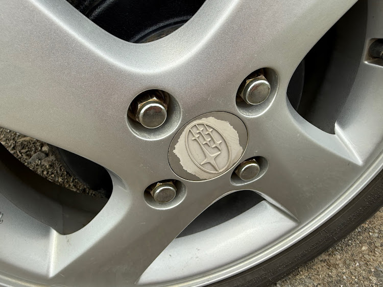 エブリイワゴンのホイールナット交換・サスペンション交換・車検整備中・増車しました！・愛犬に関するカスタム事例の投稿画像1枚目