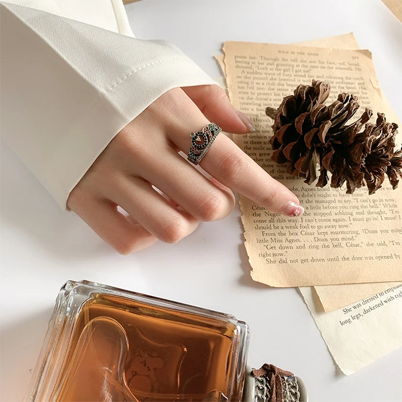 Bague en argent S925 avec grenat rouge diamant et zircone œil de cheval pour fille, un bijou éclatant et raffiné.