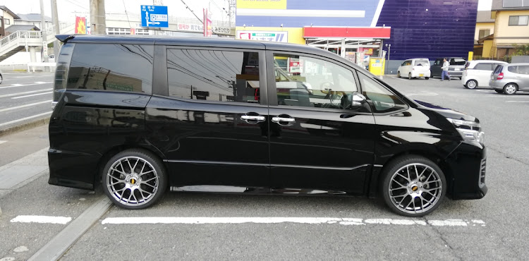 ヴォクシーのエムズガレージ・LS500h・車高調整に関するカスタム事例の投稿画像1枚目