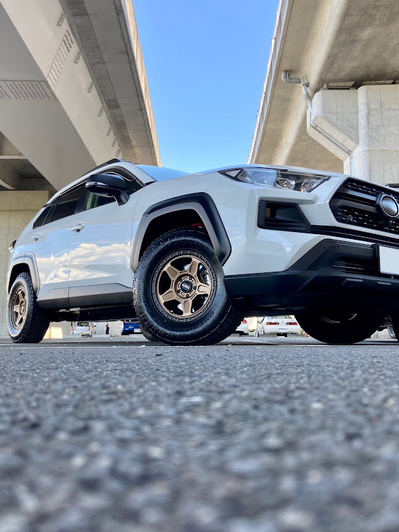 RAV4のみんなでつくろうホイール図鑑・TOYOTIRES・KMC wheel・offroad package2に関するカスタム事例の投稿画像1枚目