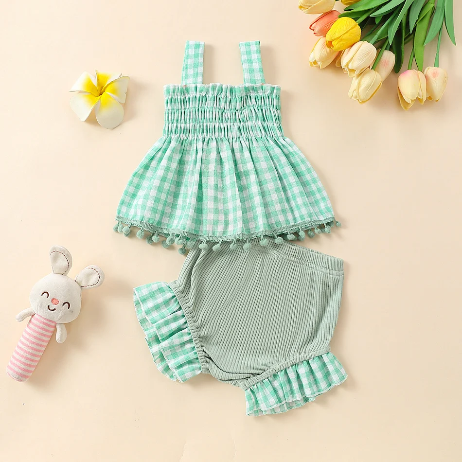 Schattige geruite sling rok shorts tweedelige set voor baby meisjes. Comfortabele zomer outfit met kant voor je kleintje.