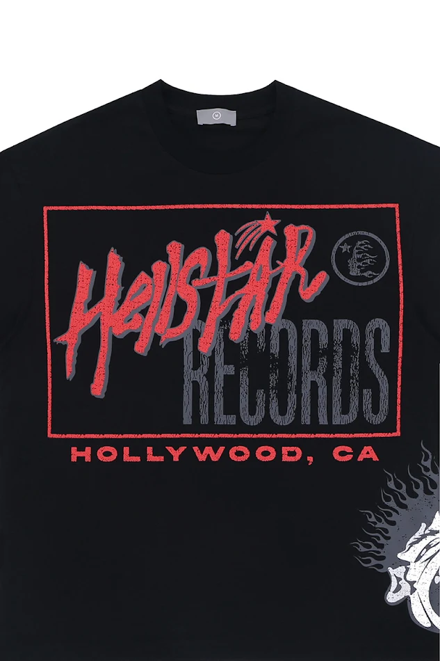 Camiseta oversized com estampa de grafite de alfabeto e mangas curtas. Conforto e estilo urbano para um visual moderno e despojado.