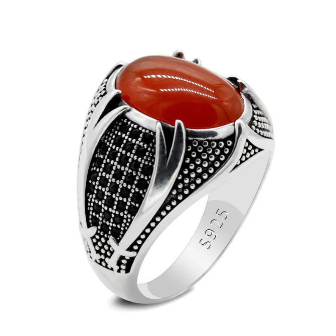 Bague Homme Rétro Bicolore Personnalisée Créez un style unique avec cette bague sur mesure, au design vintage et bicolore, parfaite pour les hommes.
