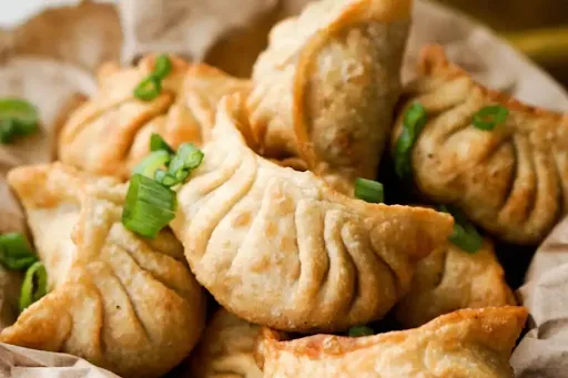 Fried Classic Paneer Momos [6 Pieces]