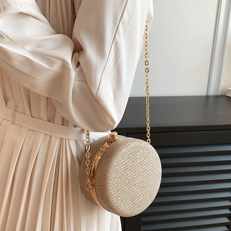 Sac à bandoulière femme avec chaîne et strass Le sac idéal pour une touche glamour, parfait pour les soirées et les sorties, léger et élégant.