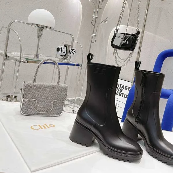 Bottes de pluie courtes à lettres et talons hauts antidérapants. Marchez en toute sécurité et avec style, même sous la pluie battante.