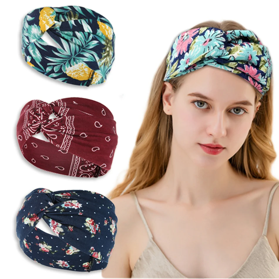 Faixa de cabeça cruzada feminina de malha estampada com aba larga. Conforto e estilo para um visual moderno e elegante em todas as estações.