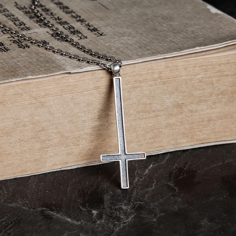 Colgante Gótico Punk Cruz Invertida Plata de Ley 925 Diseño Único Joyería Moderna y Atrevida Ideal para Estilo Punk y Alternativo