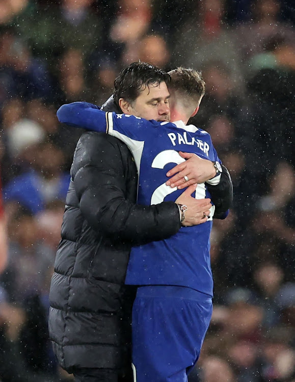 Chelsea manager Mauricio Pochettino with Cole Palmer